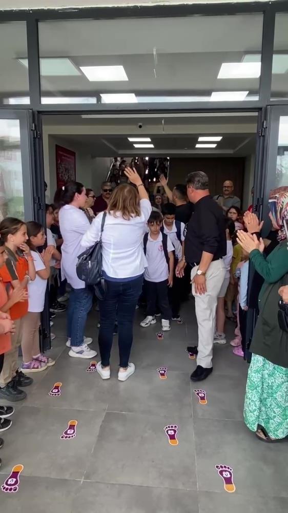 Hatay’da bir ilkokulda 46 yıl boyunca görev yapan öğretmen, öğrencilerinin