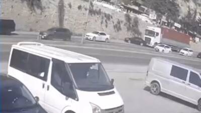 Hatay’ın Belen ilçesinde meydana gelen kazada, bir tırın önündeki otomobili