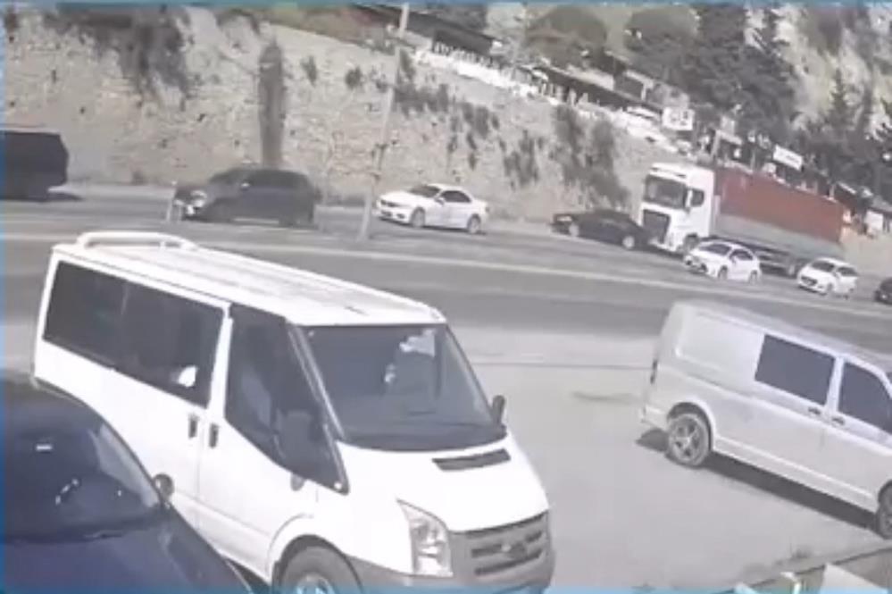 Hatay’ın Belen ilçesinde meydana gelen kazada, bir tırın önündeki otomobili