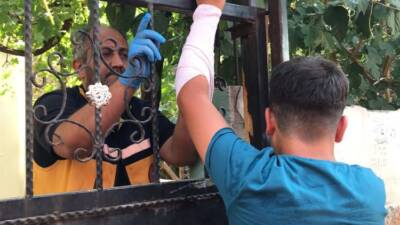 Hatay’ın Reyhanlı ilçesinde bir çocuğun eline saplanan korkuluk demiri, itfaiye