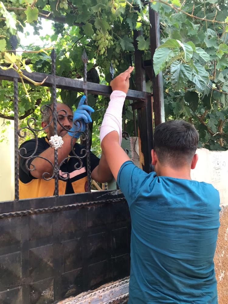 Hatay’ın Reyhanlı ilçesinde bir çocuğun eline saplanan korkuluk demiri, itfaiye