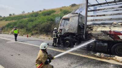 Hatay’ın Erzin ilçesinde, otoyolda seyir halindeki bir tırda çıkan yangın