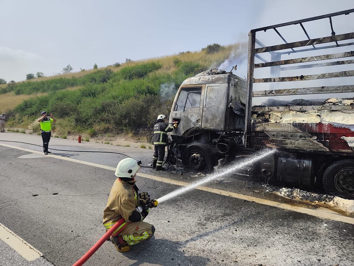 Hatay’ın Erzin ilçesinde, otoyolda seyir halindeki bir tırda çıkan yangın