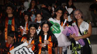 Hatay'ın Defne ilçesindeki Cemil Şükrü Çolakoğlu İlkokulu, düzenlenen mezuniyet gecesiyle