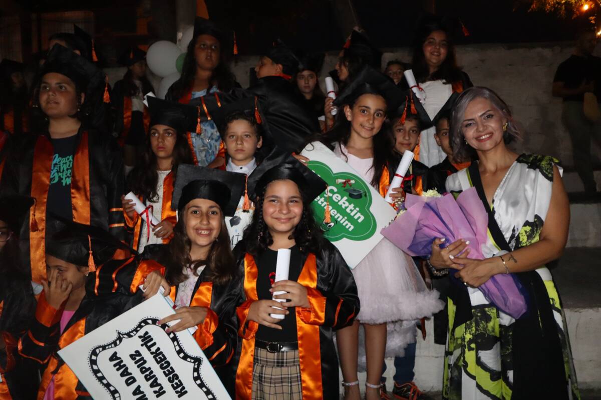Hatay'ın Defne ilçesindeki Cemil Şükrü Çolakoğlu İlkokulu, düzenlenen mezuniyet gecesiyle