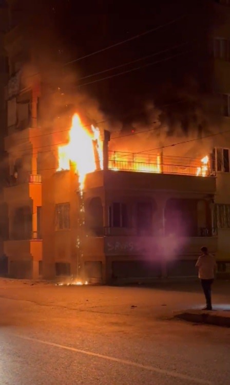 Hatay’ın Reyhanlı ilçesinde bir apartmanın 3. katında çıkan yangın, itfaiye