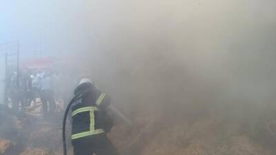 Hatay’ın Altınözü ilçesine bağlı Yarseli Mahallesi’nde samanlıkta çıkan yangın, itfaiye