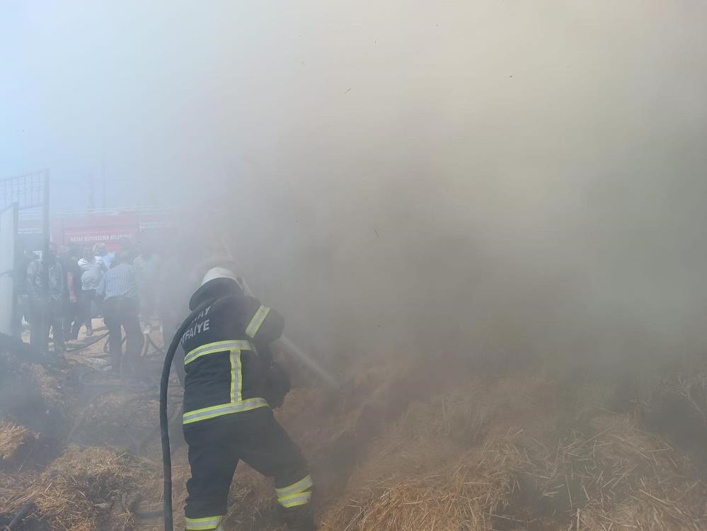 Hatay’ın Altınözü ilçesine bağlı Yarseli Mahallesi’nde samanlıkta çıkan yangın, itfaiye