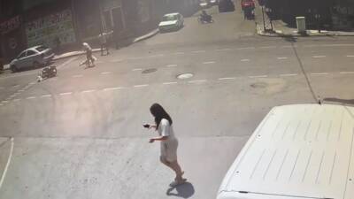 Hatay’ın İskenderun ilçesinde yaşanan motosiklet kazası, güvenlik kameraları tarafından kaydedildi.