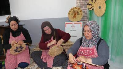 Hatay’ın Altınözü ilçesinde, buğday saplarının kök boyalarla renklendirilip örülmesiyle ortaya