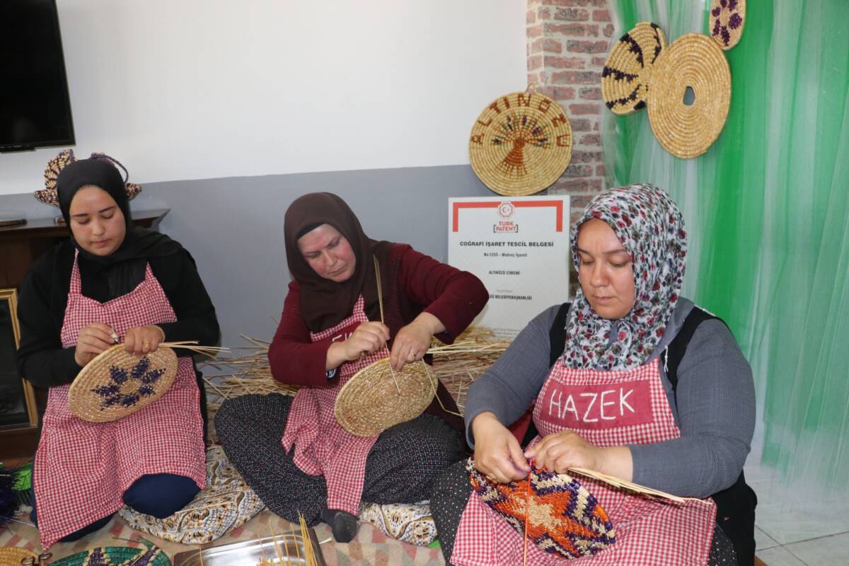 Hatay’ın Altınözü ilçesinde, buğday saplarının kök boyalarla renklendirilip örülmesiyle ortaya