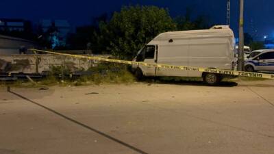 Hatay’ın İskenderun ilçesinde meydana gelen trafik kazasında, yolcu otobüsüyle çarpışan