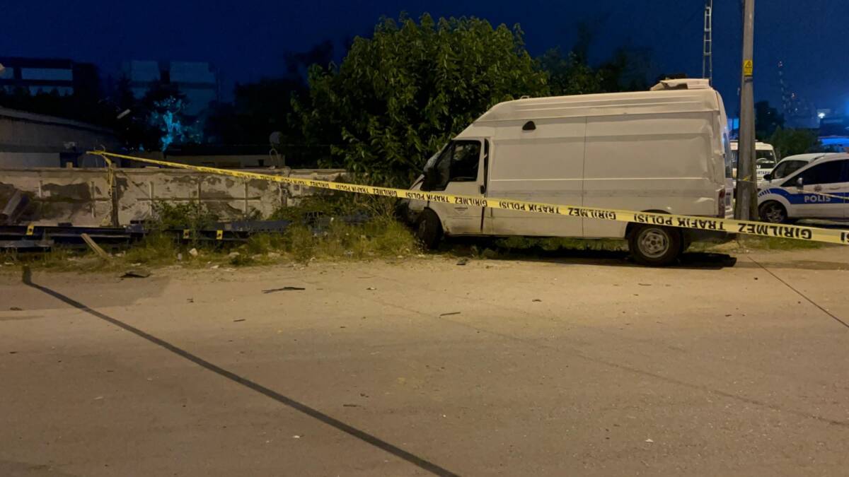 Hatay’ın İskenderun ilçesinde meydana gelen trafik kazasında, yolcu otobüsüyle çarpışan