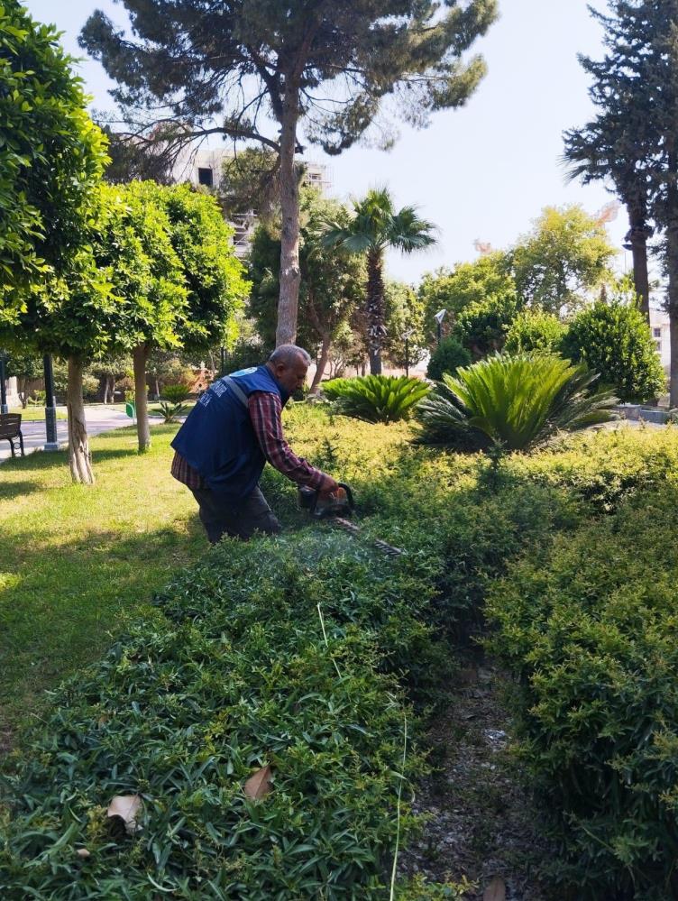 Antakya Belediyesi, yaz mevsiminin gelmesiyle birlikte park ve yeşil alanlarda