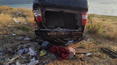 Hatay’ın Altınözü ilçesinde meydana gelen kazada, kontrolden çıkan otomobil baraj