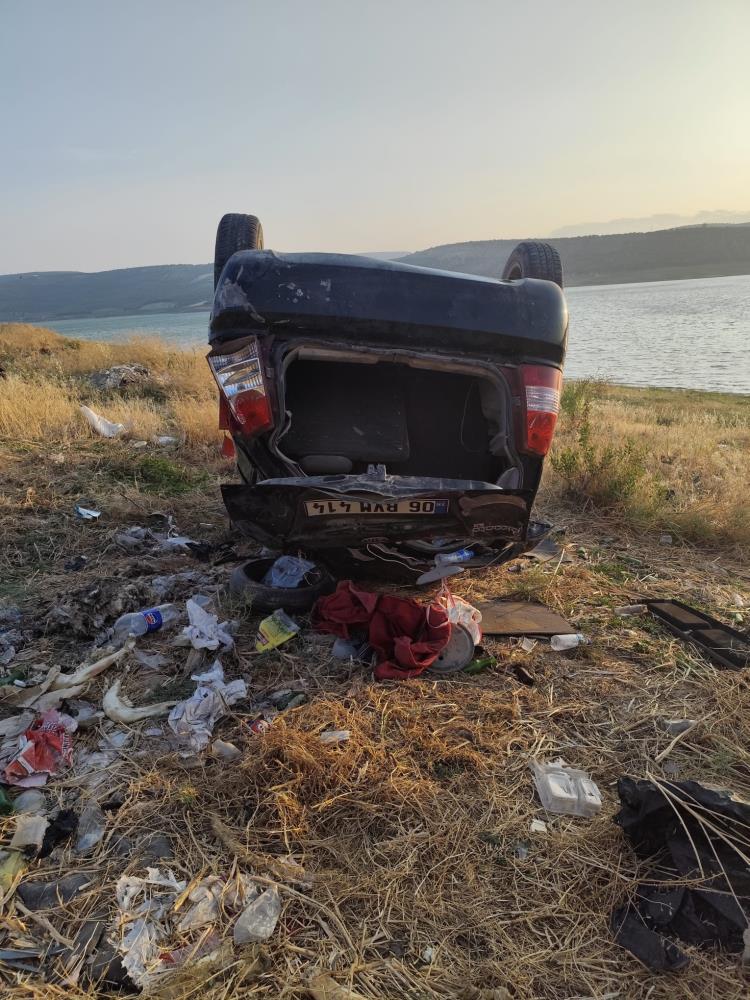 Hatay’ın Altınözü ilçesinde meydana gelen kazada, kontrolden çıkan otomobil baraj
