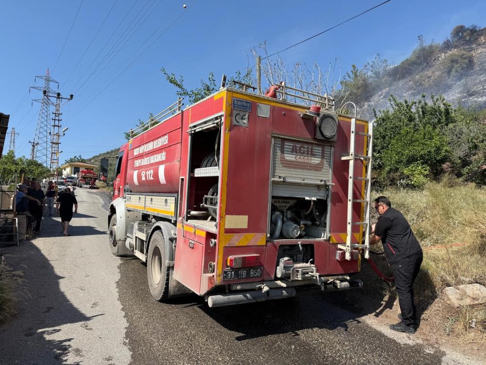 Hatay’ın İskenderun ilçesine bağlı Aşkarbeyli Mahallesi’nde çıkan orman yangını, itfaiye
