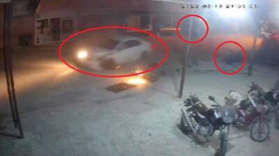 Hatay’ın Samandağ ilçesinde meydana gelen trafik kazasında, bir otomobilin karşı