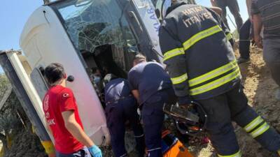 Antakya’nın Karlısu Mahallesi’nde kontrolden çıkan hafriyat kamyonu yan yattı. Araçta