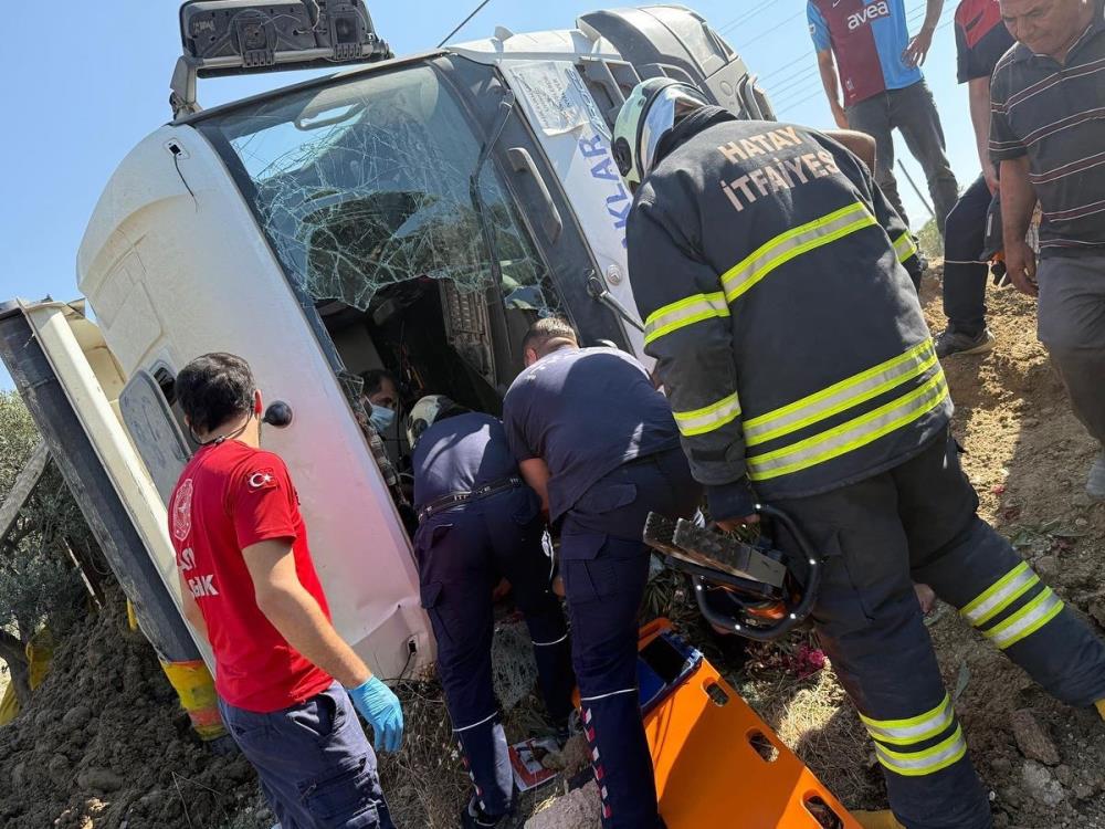 Antakya’nın Karlısu Mahallesi’nde kontrolden çıkan hafriyat kamyonu yan yattı. Araçta