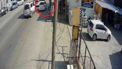 Hatay’ın Dörtyol ilçesinde emniyet şeridinden ilerleyen otomobil, yolun karşısına geçmeye