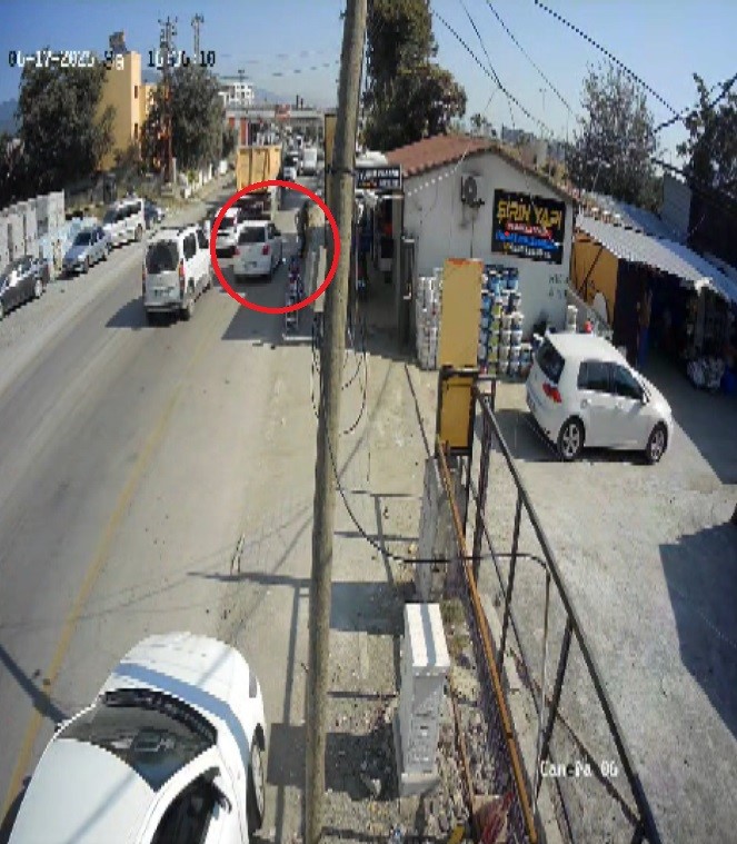 Hatay’ın Dörtyol ilçesinde emniyet şeridinden ilerleyen otomobil, yolun karşısına geçmeye