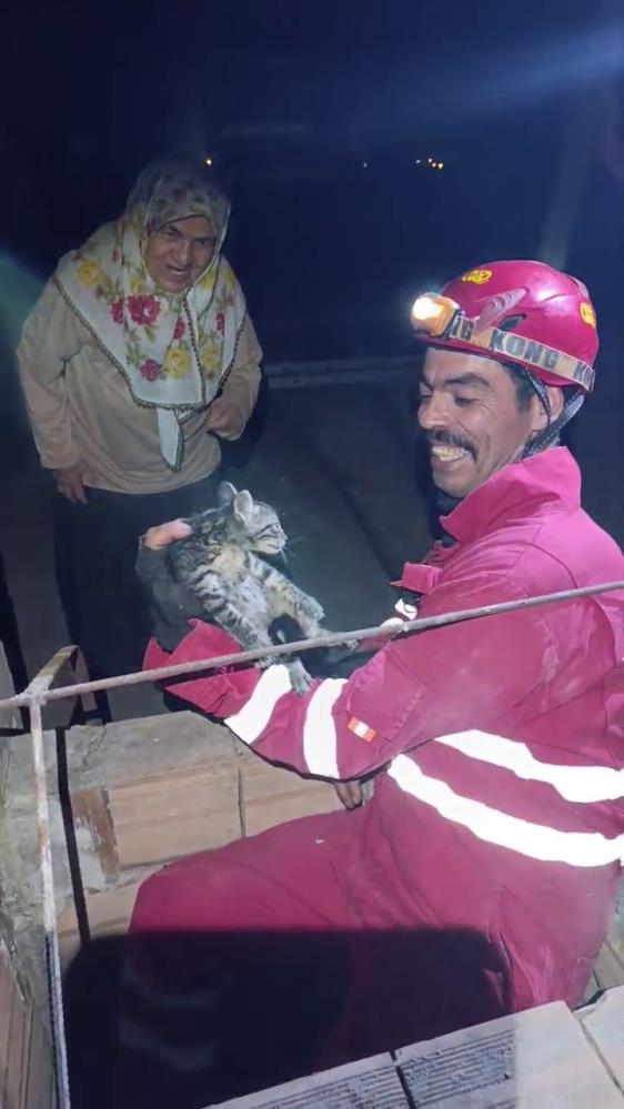 Hatay’ın Dörtyol ilçesinde bir binanın yaklaşık 5 metrelik boşluğuna düşen