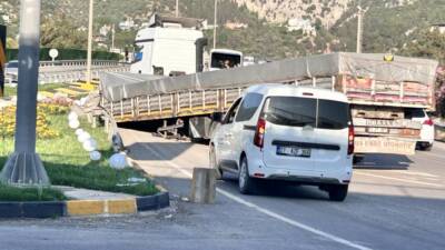 Hatay’ın İskenderun ilçesinde seyir halindeki bir tırın dorsesi virajı dönerken