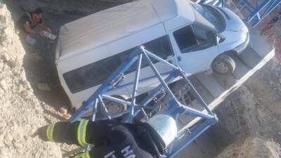 Hatay’ın Samandağ ilçesinde bir şantiye alanında meydana gelen kazada minibüsün