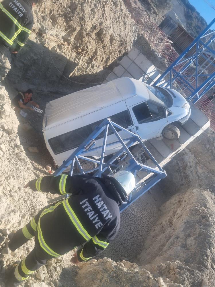 Hatay’ın Samandağ ilçesinde bir şantiye alanında meydana gelen kazada minibüsün