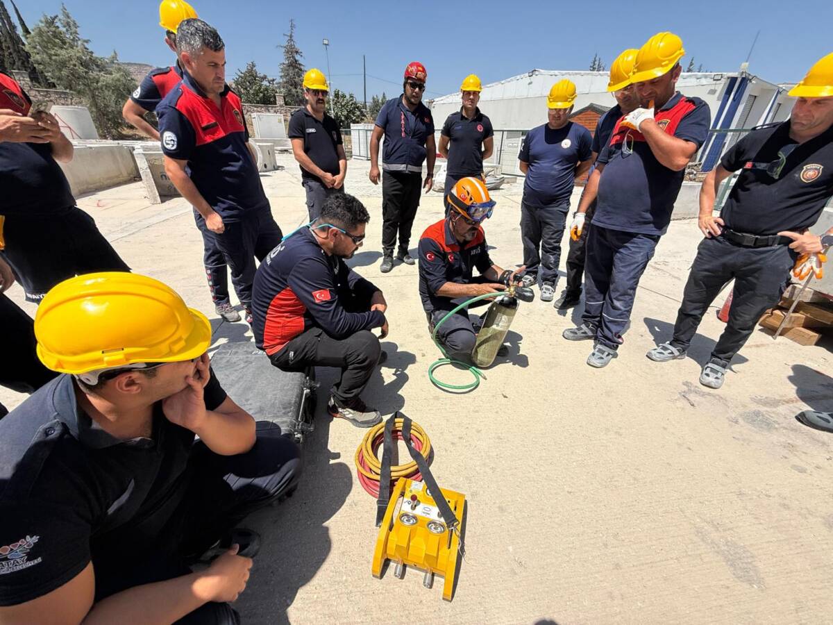 Hatay Büyükşehir Belediyesi (HBB), personelinin mesleki yeterliliğini artırmak ve hizmet