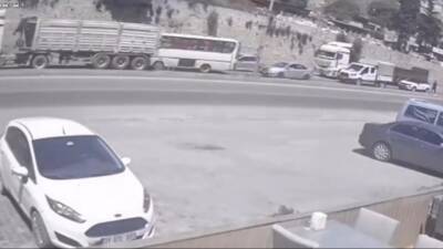 Hatay’ın Belen ilçesinde meydana gelen trafik kazasında, midibüsün tırla çarpışması