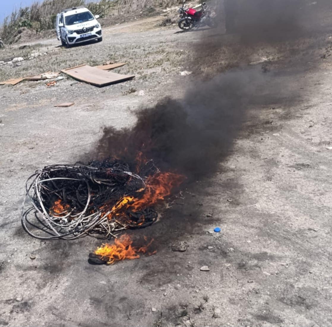 Hatay’ın Samandağ ilçesine bağlı Deniz Mahallesi’nde bulunan Zuhur Türbesi’nde elektrik