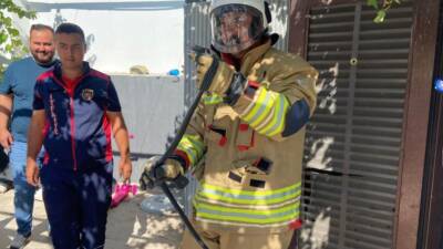 Hatay’ın Kırıkhan ilçesinde bir iş yerinin yatakhanesine giren yılan, paniğe