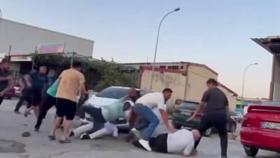 Hatay’ın Antakya ilçesinde iki aracın çarpışması sonrası çıkan tartışma, kalabalığın