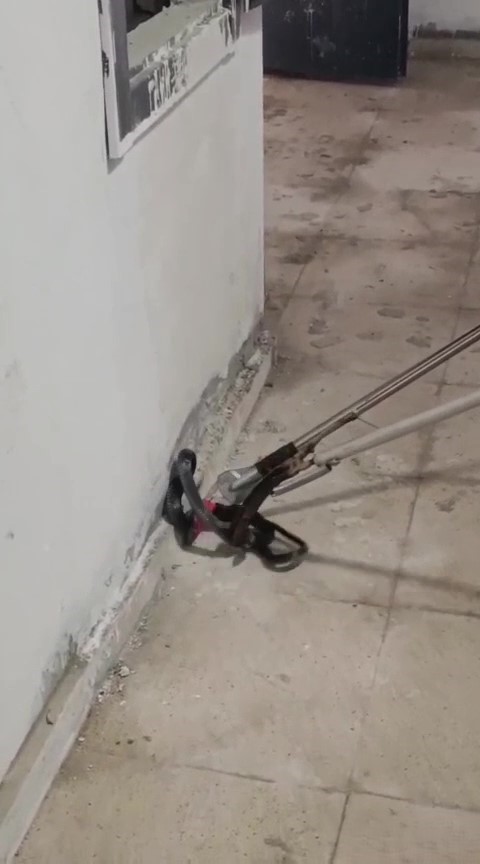 Hatay’ın Dörtyol ilçesinde bir apartmanın kazan dairesine giren yılan, kısa