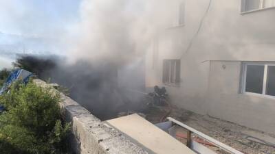 Kırıkhan ilçesinde bir evin odunluğunda çıkan yangın kısa sürede kontrol