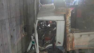 Hatay’ın Antakya ilçesinde meydana gelen trafik kazasında, üst geçit duvarına