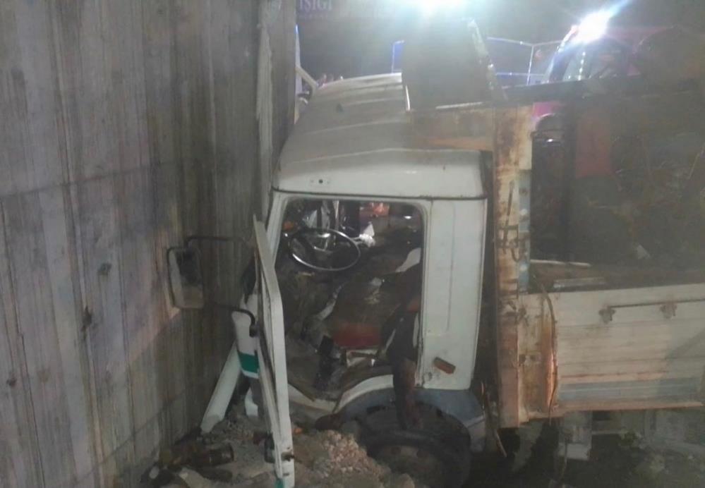 Hatay’ın Antakya ilçesinde meydana gelen trafik kazasında, üst geçit duvarına