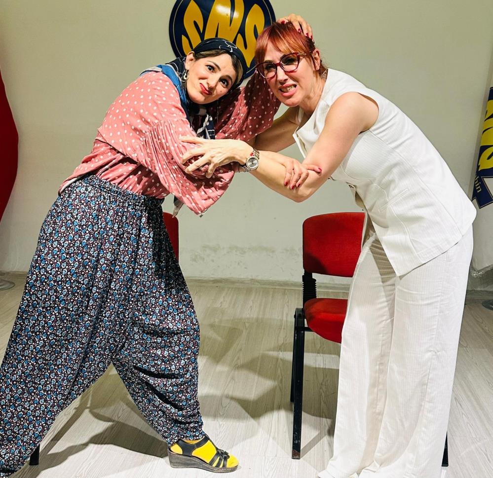 Hatay’da velilerin kurduğu “Çocuklar Derse Biz Sahneye” tiyatro topluluğu, sergilediği