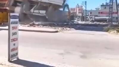 Hatay’ın Arsuz ilçesinde kontrollü yıkım sırasında 7 katlı bir bina