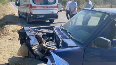 Hatay’ın Kırıkhan ilçesinde meydana gelen trafik kazasında iki aracın çarpışması