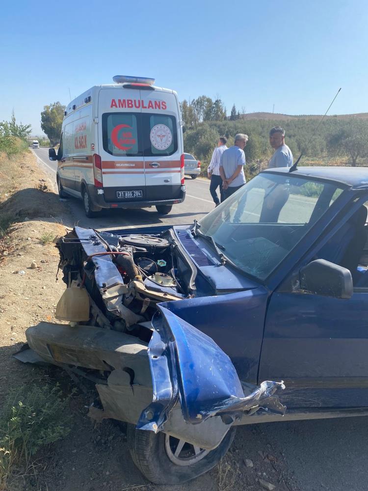 Hatay’ın Kırıkhan ilçesinde meydana gelen trafik kazasında iki aracın çarpışması
