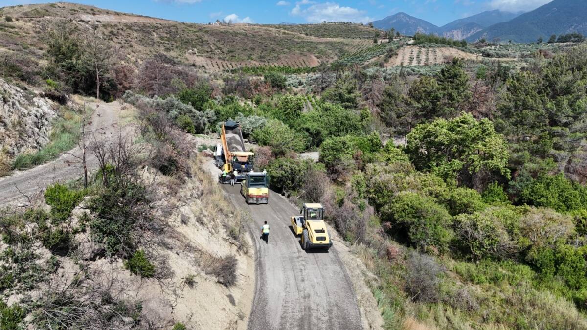 Hatay Büyükşehir Belediyesi (HBB), il genelinde yürüttüğü asfaltlama çalışmalarına hız