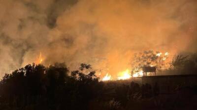 Hatay’ın Samandağ ilçesi Hıdırbey Mahallesi’nde bir evin bahçesinde çıkan yangın,