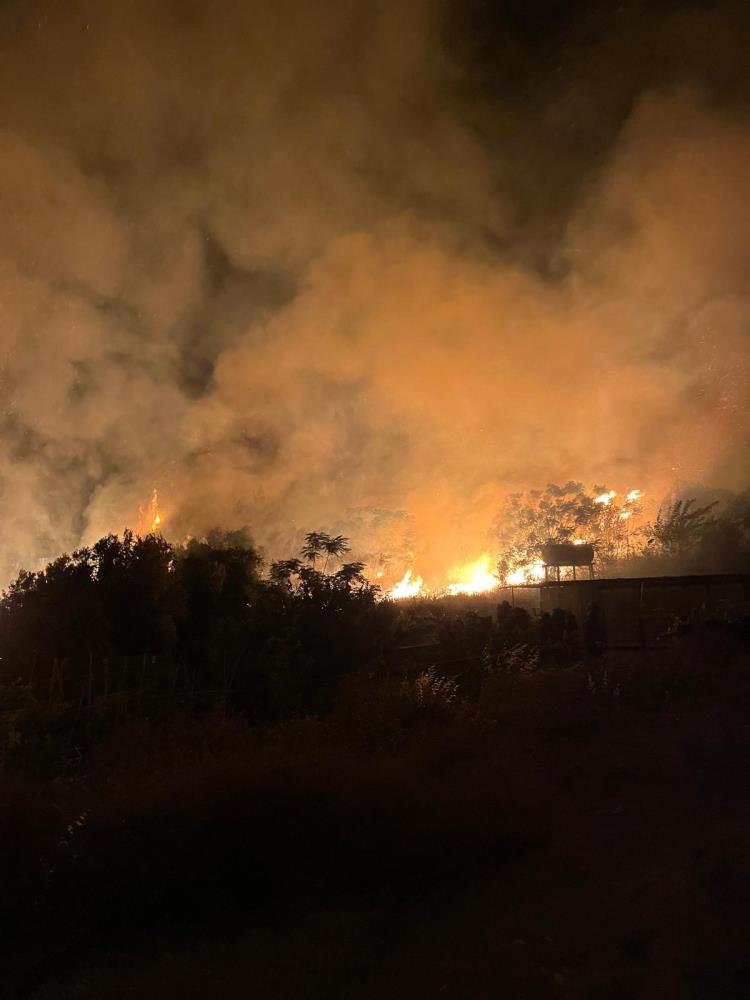Hatay’ın Samandağ ilçesi Hıdırbey Mahallesi’nde bir evin bahçesinde çıkan yangın,