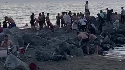 Hatay’ın Arsuz ilçesinde, serinlemek amacıyla denize atlayan bir kişi kayalıklara