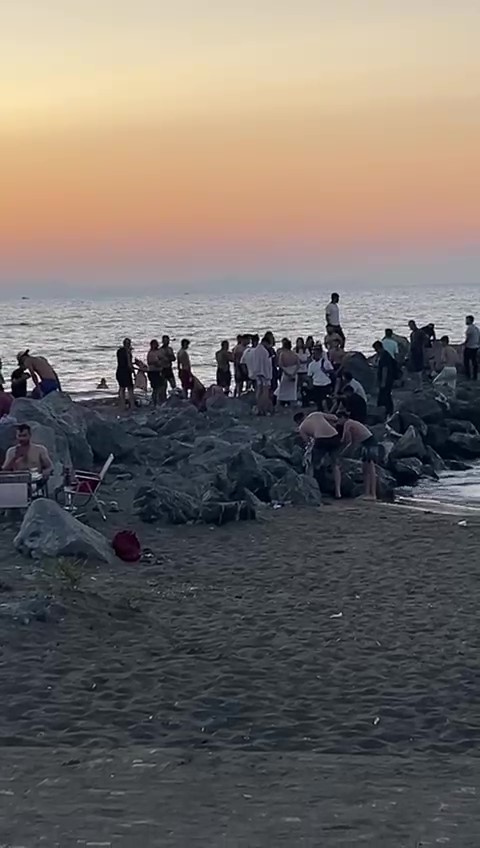 Hatay’ın Arsuz ilçesinde, serinlemek amacıyla denize atlayan bir kişi kayalıklara