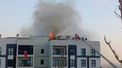 Hatay’ın Kırıkhan ilçesi Özyörük Mahallesi’nde bulunan bir apartmanın çatı katında