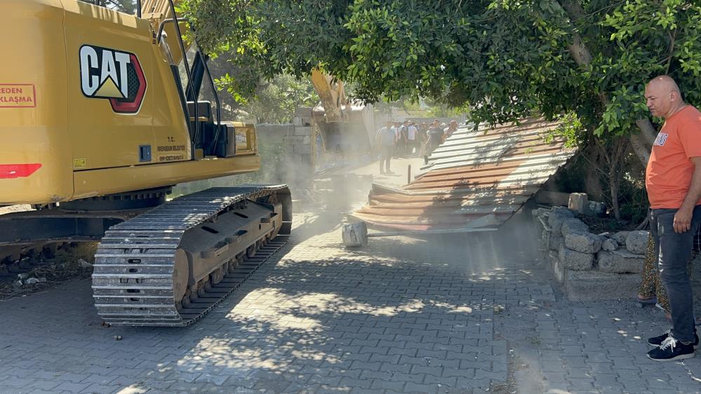 Hatay’ın İskenderun ilçesinde, kaçak olduğu tespit edilen bir yapının yıkımı
